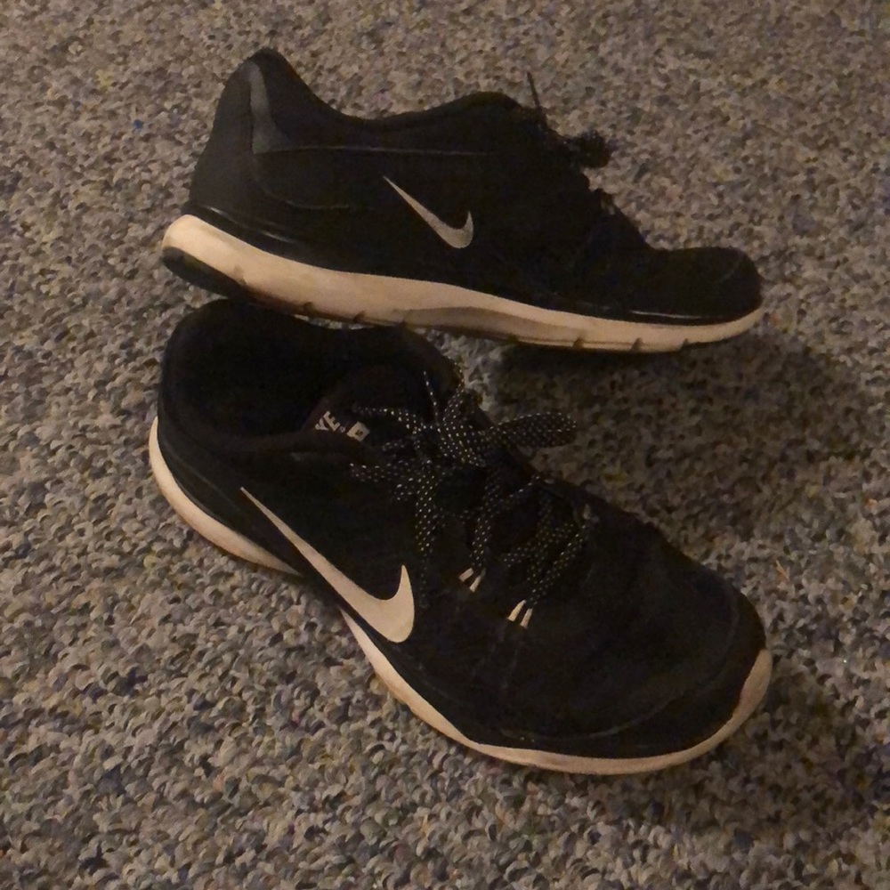 Black nike shoes